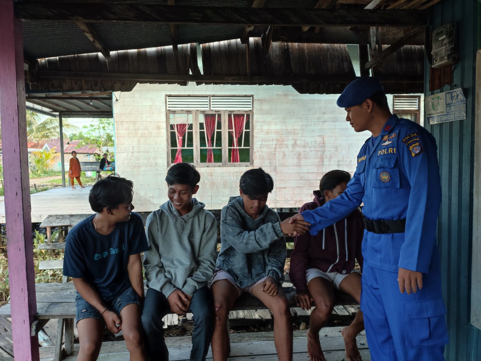 Personel Ditpolairud, Ajak Pemuda Desa Pesisir Pegatan Hilir Ikut Berperan Aktif Jaga Kamtibmas