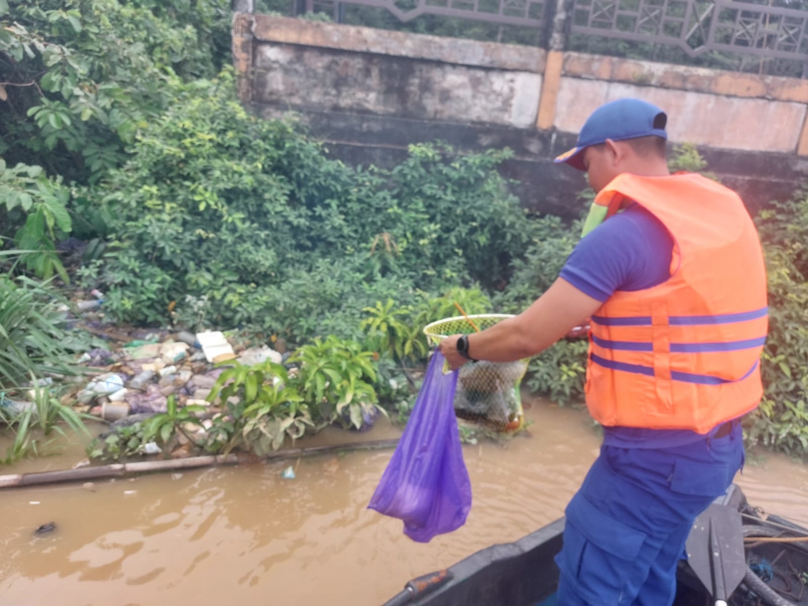 Personel Ditpolairud bersama Masyarakat Bersihkan sampah Dibantaran Sungai Das Kahayan