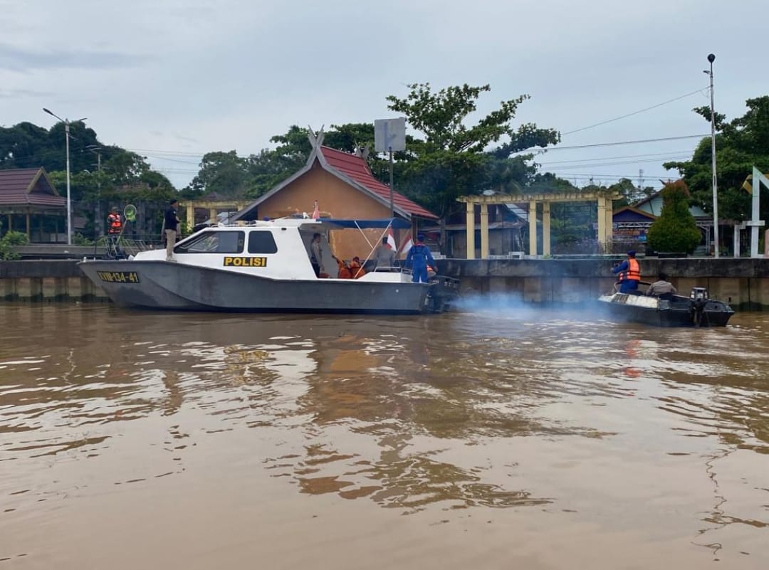 Personel Ditpolairud bersama Masyarakat Bersihkan sampah Dibantaran Sungai Das Kahayan