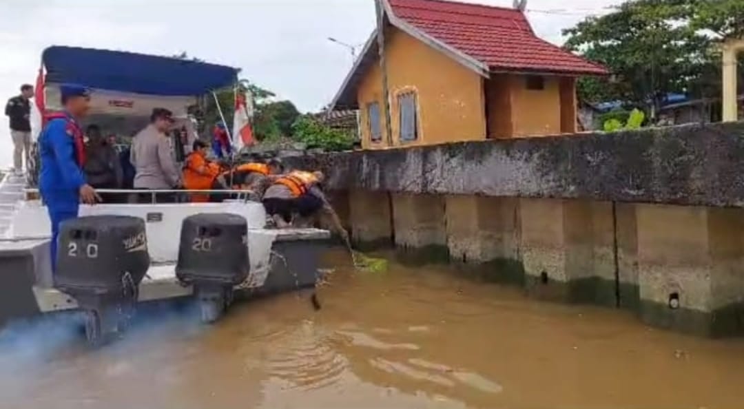 Personel Ditpolairud bersama Masyarakat Bersihkan sampah Dibantaran Sungai Das Kahayan