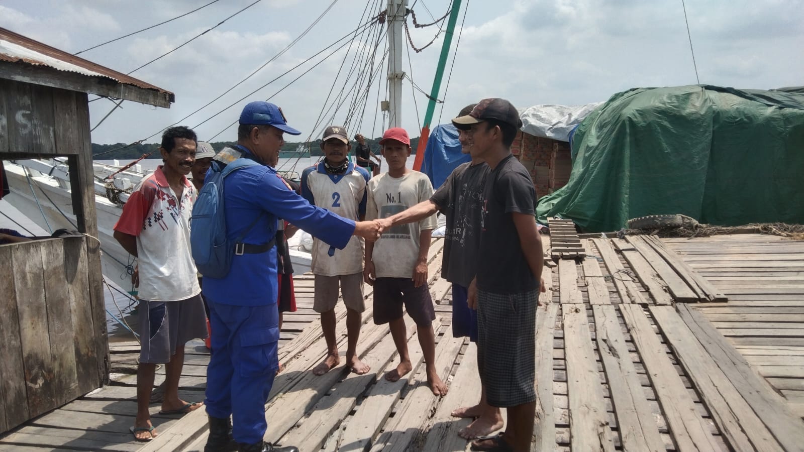 Antisipasi Laka Kerja, Personel Ditpolairud Berikan Imbauan Buruh Kapal Barang