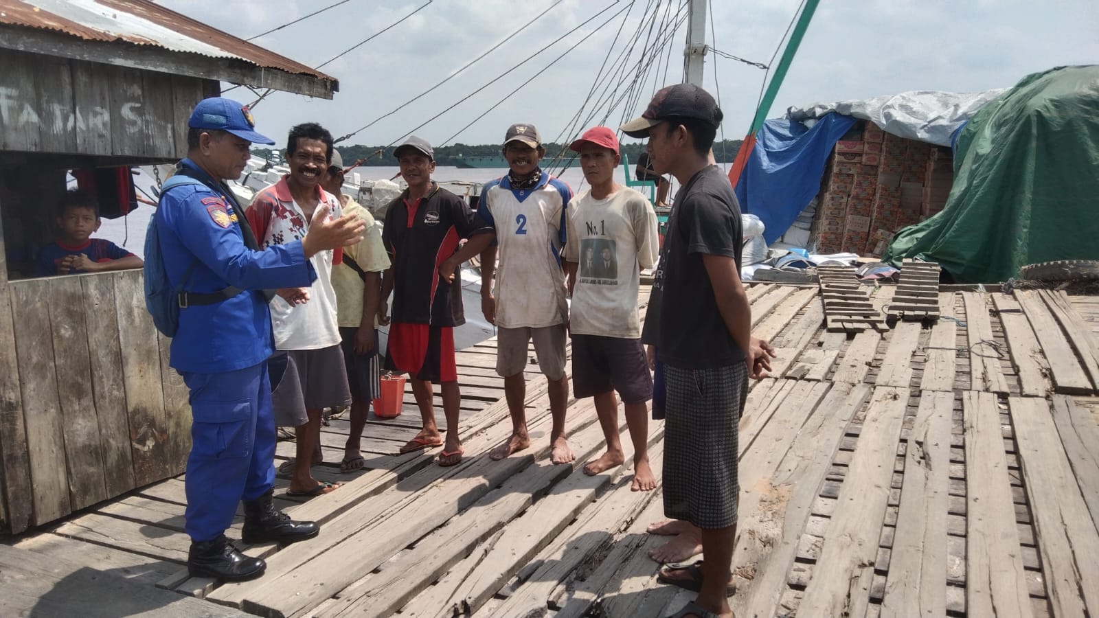Antisipasi Laka Kerja, Personel Ditpolairud Berikan Imbauan Buruh Kapal Barang