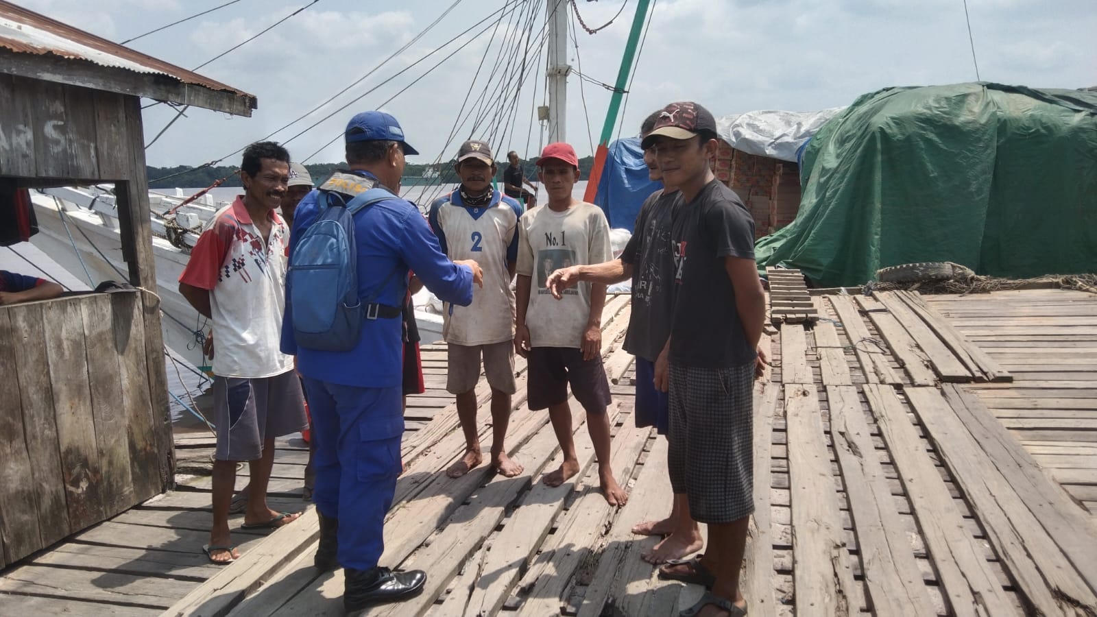 Antisipasi Laka Kerja, Personel Ditpolairud Berikan Imbauan Buruh Kapal Barang