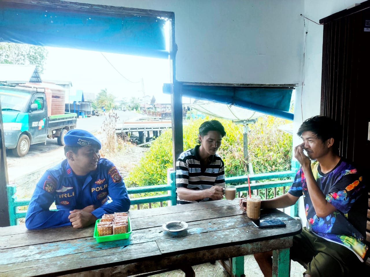 Antisipasi Gangguan Kamtibmas di Wilayah Kuala Jelai , Personel Ditpolairud Laksanakan Patroli Jalan Kaki