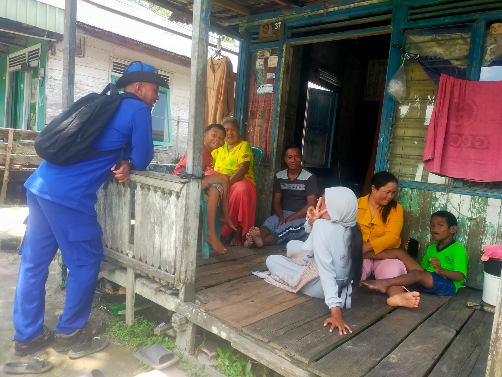 Jaga Stabilitas Kamtibmas, Ditpolairud Sambangi Warga Bantaran Das Mentaya