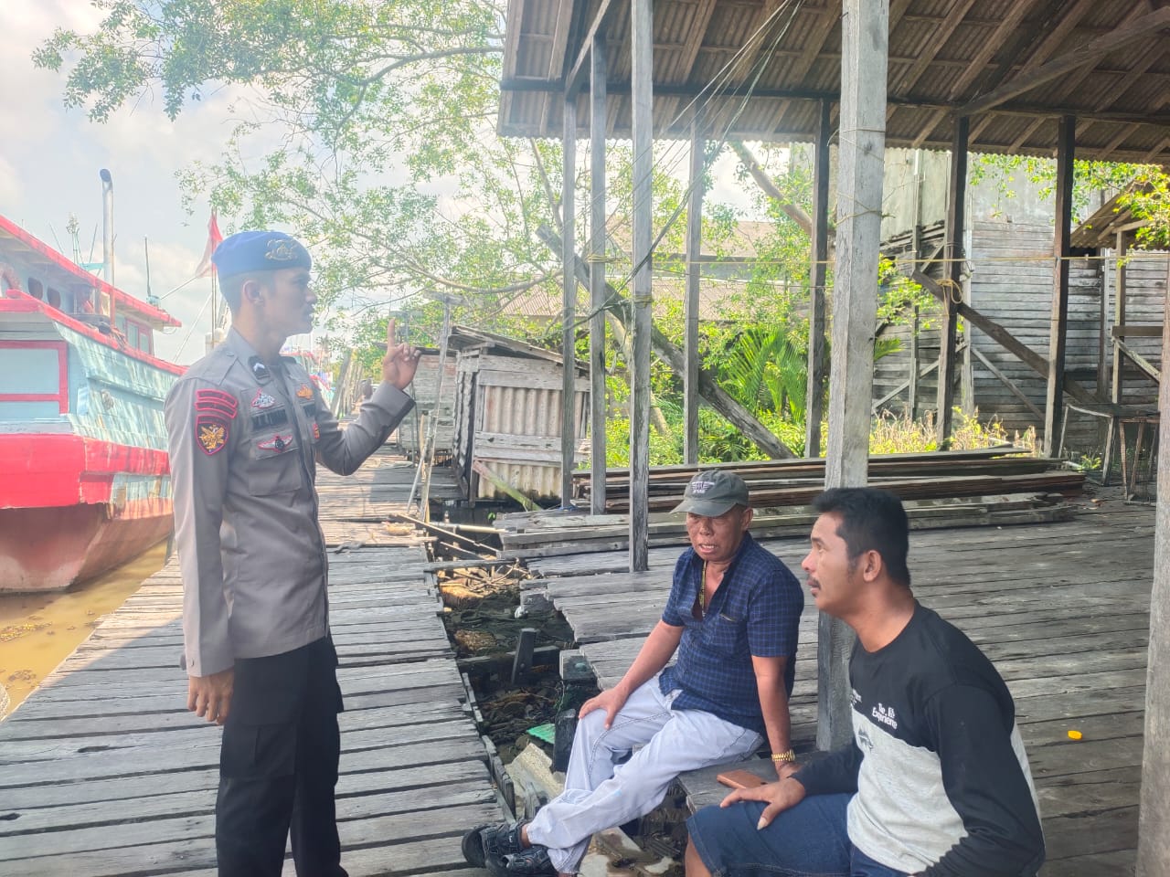 Sosialisasikan Pentingnya Keselelamatan Saat Berlayar, Ditpolairud Sambangi Nelayan Di Das Kuala Jelai