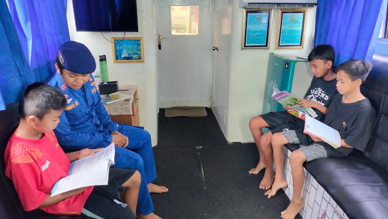 Ditpolairud Polda Kalteng Dukung Dunia Pendidikan Lewat Kapal Melek Huruf