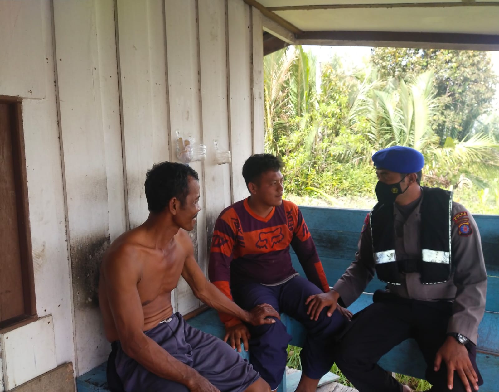Singgahi Warga Desa Tanjung Terantang, Personel Ditpolairud Berikan Imbauan Pentingnya Jaga Persatuan