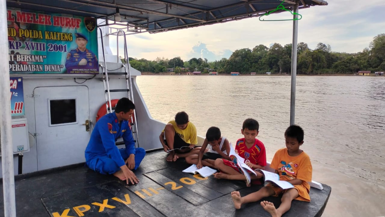 Suasana Baru Belajar Diatas Kapal Polisi, Anak - Anak Antusias Rutin Datang untuk Membaca Buku