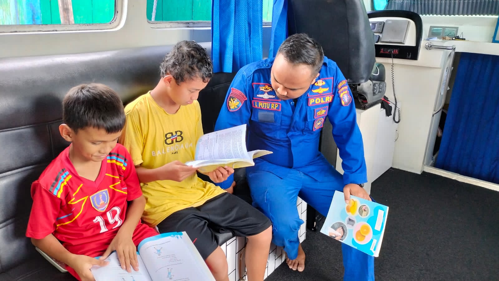 Suasana Baru Belajar Diatas Kapal Polisi, Anak - Anak Antusias Rutin Datang untuk Membaca Buku