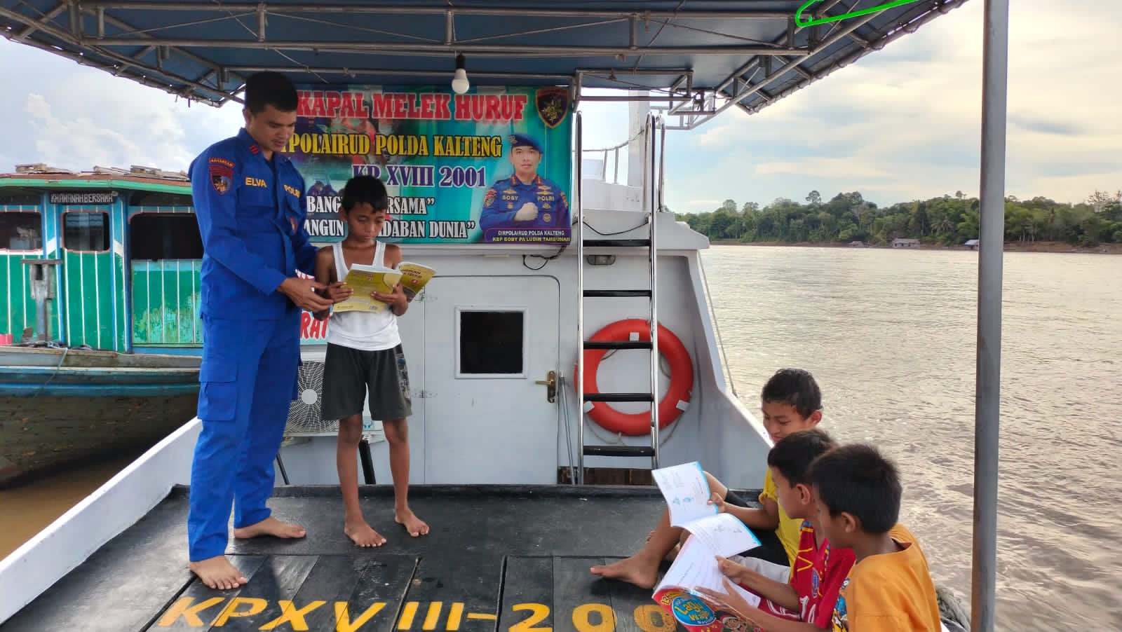 Suasana Baru Belajar Diatas Kapal Polisi, Anak - Anak Antusias Rutin Datang untuk Membaca Buku