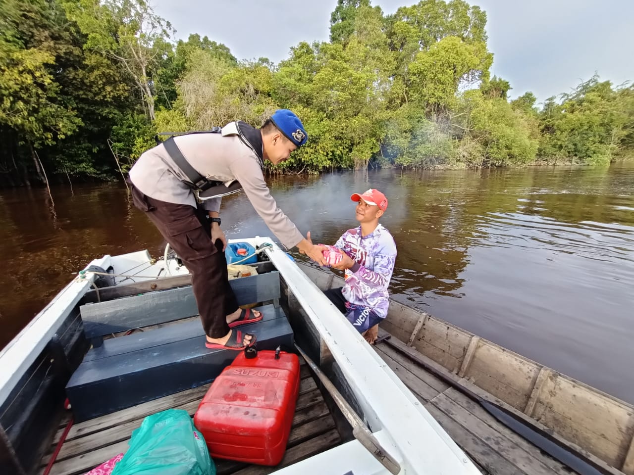 Jumat Berkah, Ditpolairud Bagikan Takjil Kepada Masyarakat Bantaran Sungai Mangkutup