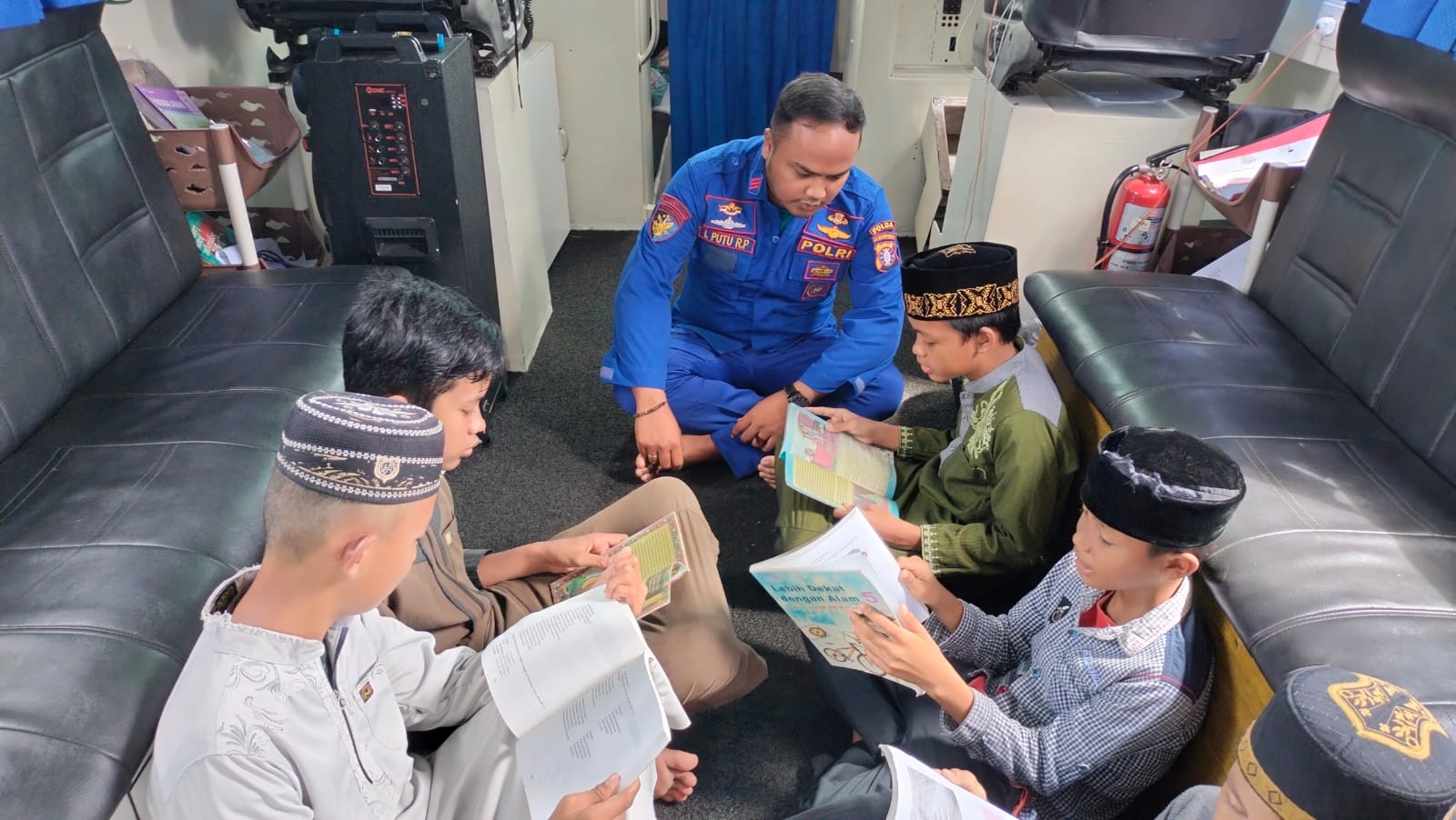 Tingkatkan Kualitas SDM Masyarakat Barito Personel KP XVIII 2001 Ditpolairud Berikan Bimbingan Belajar