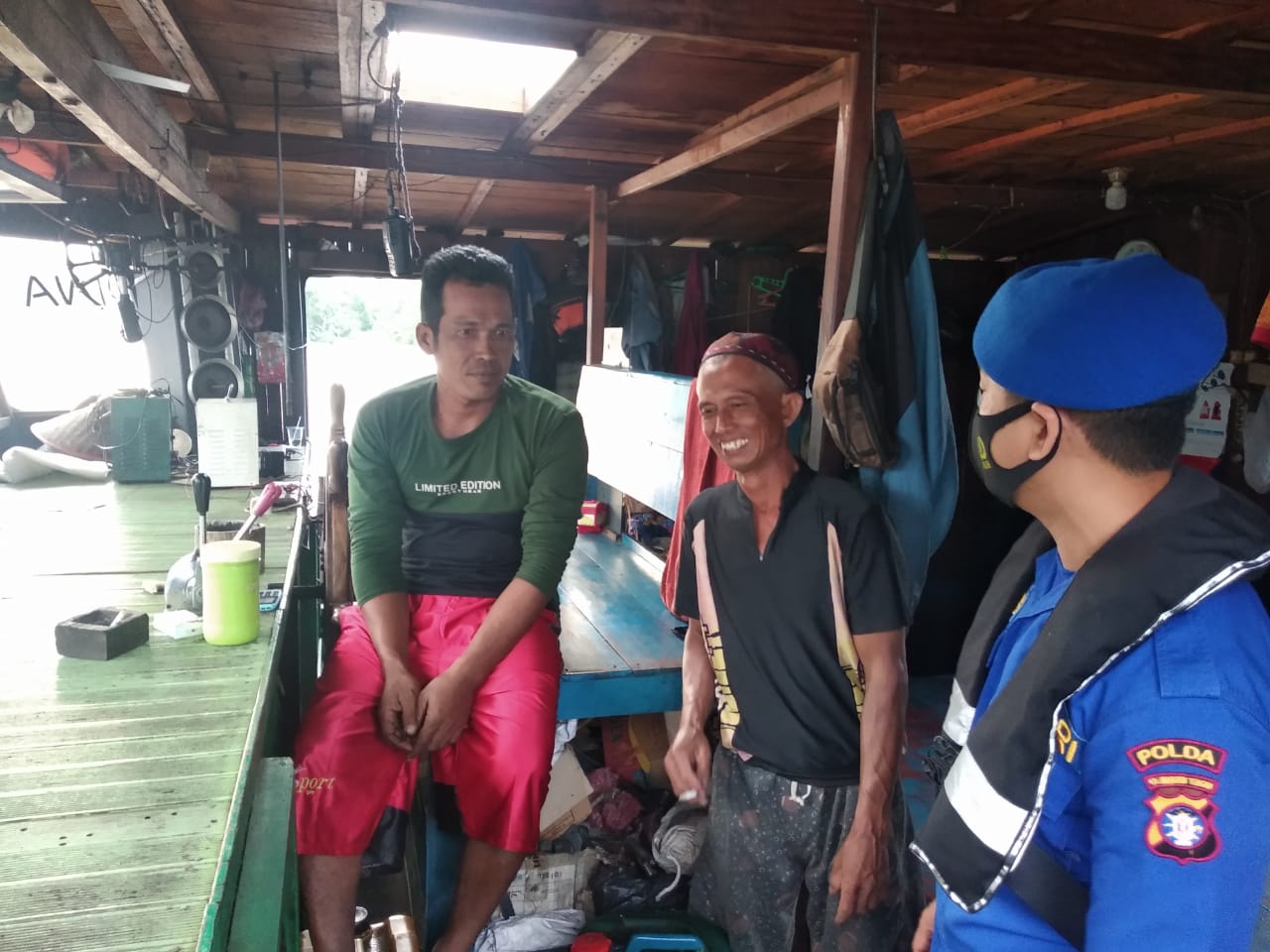 Patroli Perairan Das Barito, Ditpolairud Lakukan Pemeriksaan Dokumen Kapal