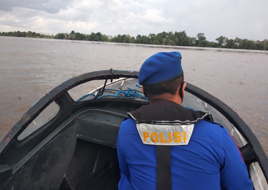 Patroli Perairan Das Barito, Ditpolairud Lakukan Pemeriksaan Dokumen Kapal