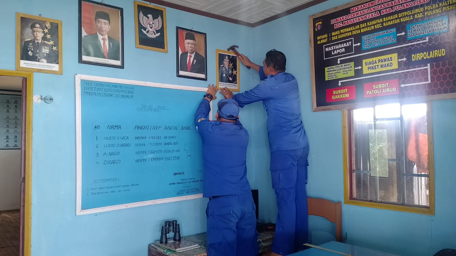 Tindak lanjuti Penekanan Dirpolairud, Personel Mako Perwakilan Das Bahaur Pasang Direktif Kapolda Kalteng Melalui Spanduk Dan Banner
