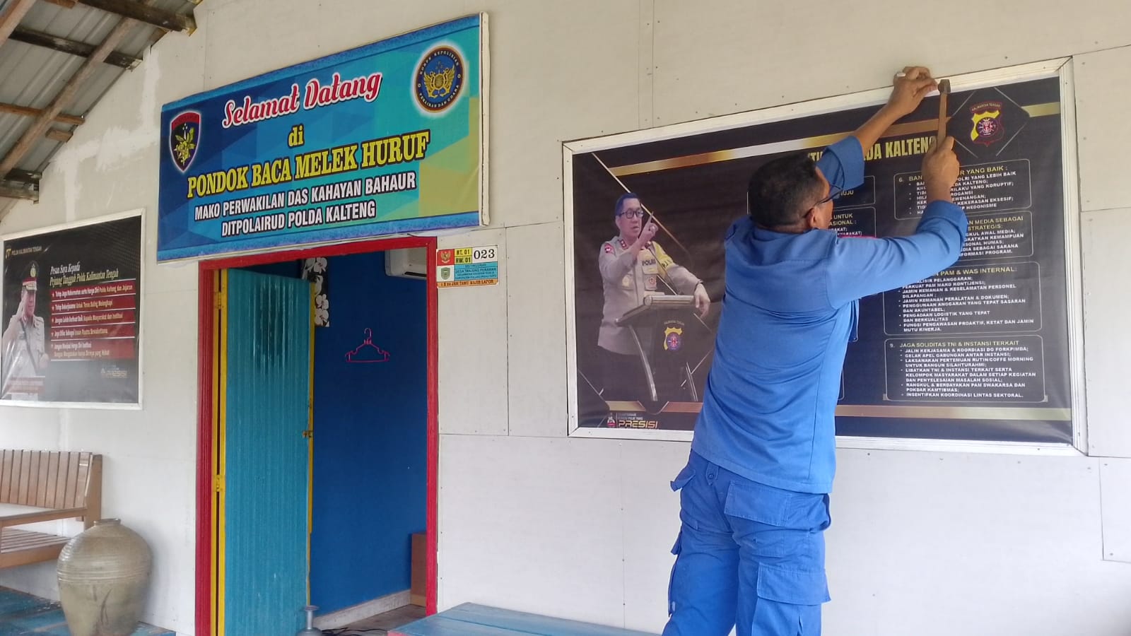 Tindak lanjuti Penekanan Dirpolairud, Personel Mako Perwakilan Das Bahaur Pasang Direktif Kapolda Kalteng Melalui Spanduk Dan Banner