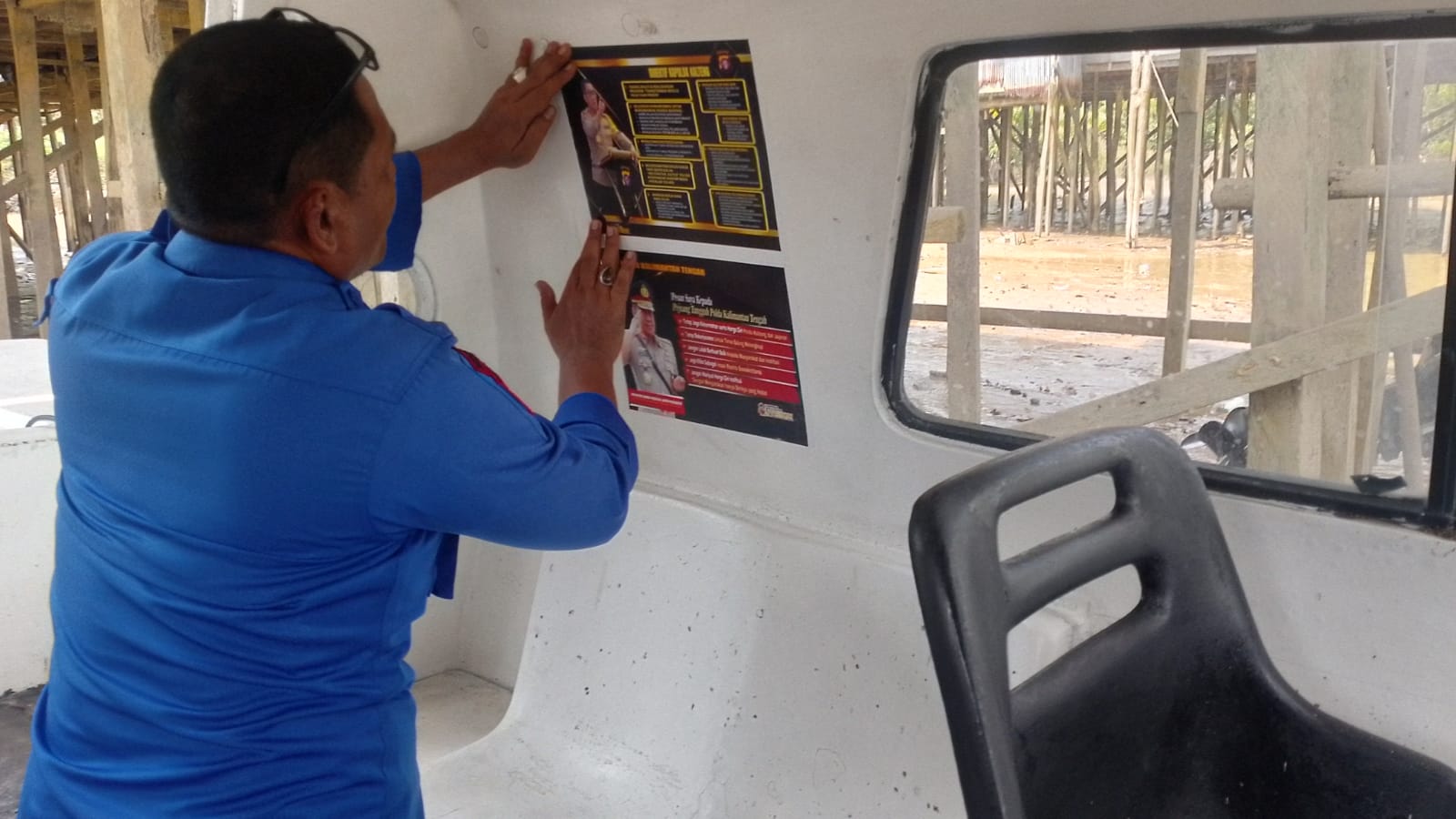 Tindak lanjuti Penekanan Dirpolairud, Personel Mako Perwakilan Das Bahaur Pasang Direktif Kapolda Kalteng Melalui Spanduk Dan Banner