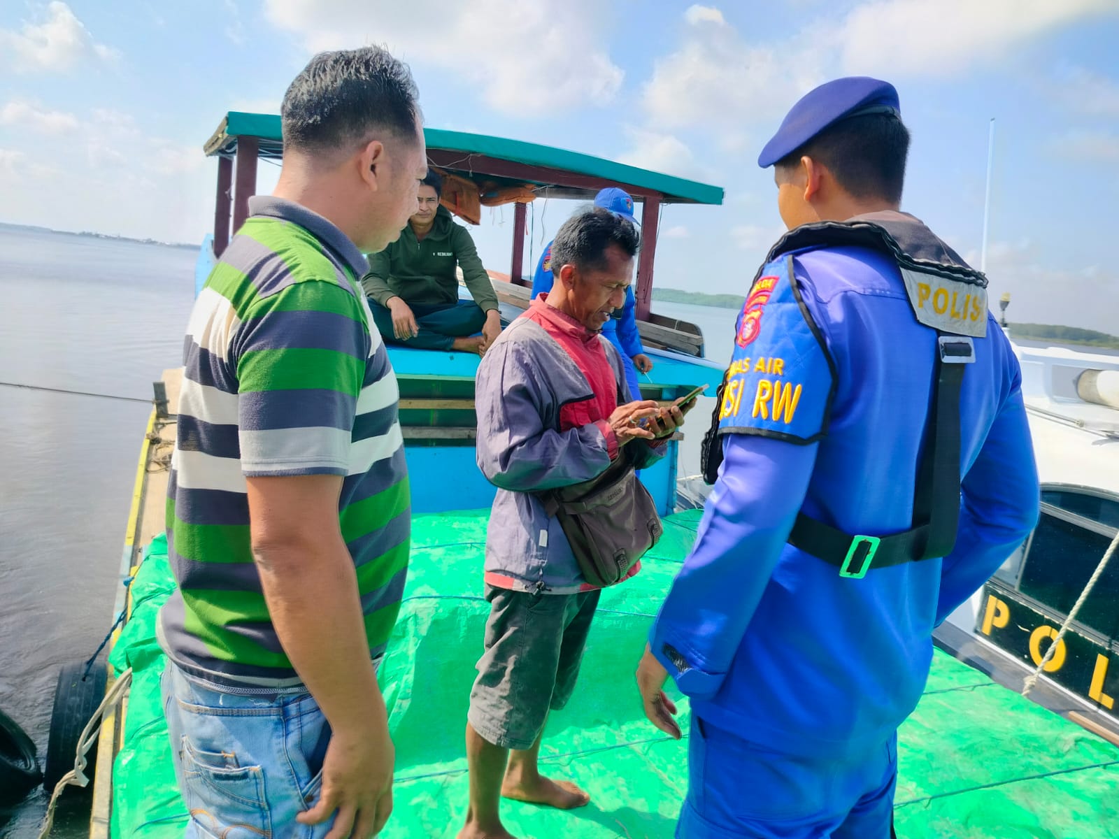 Personel Ditpolairud Ajak Warga Kumai Jaga Kamtibmas Menjelang Pemilu