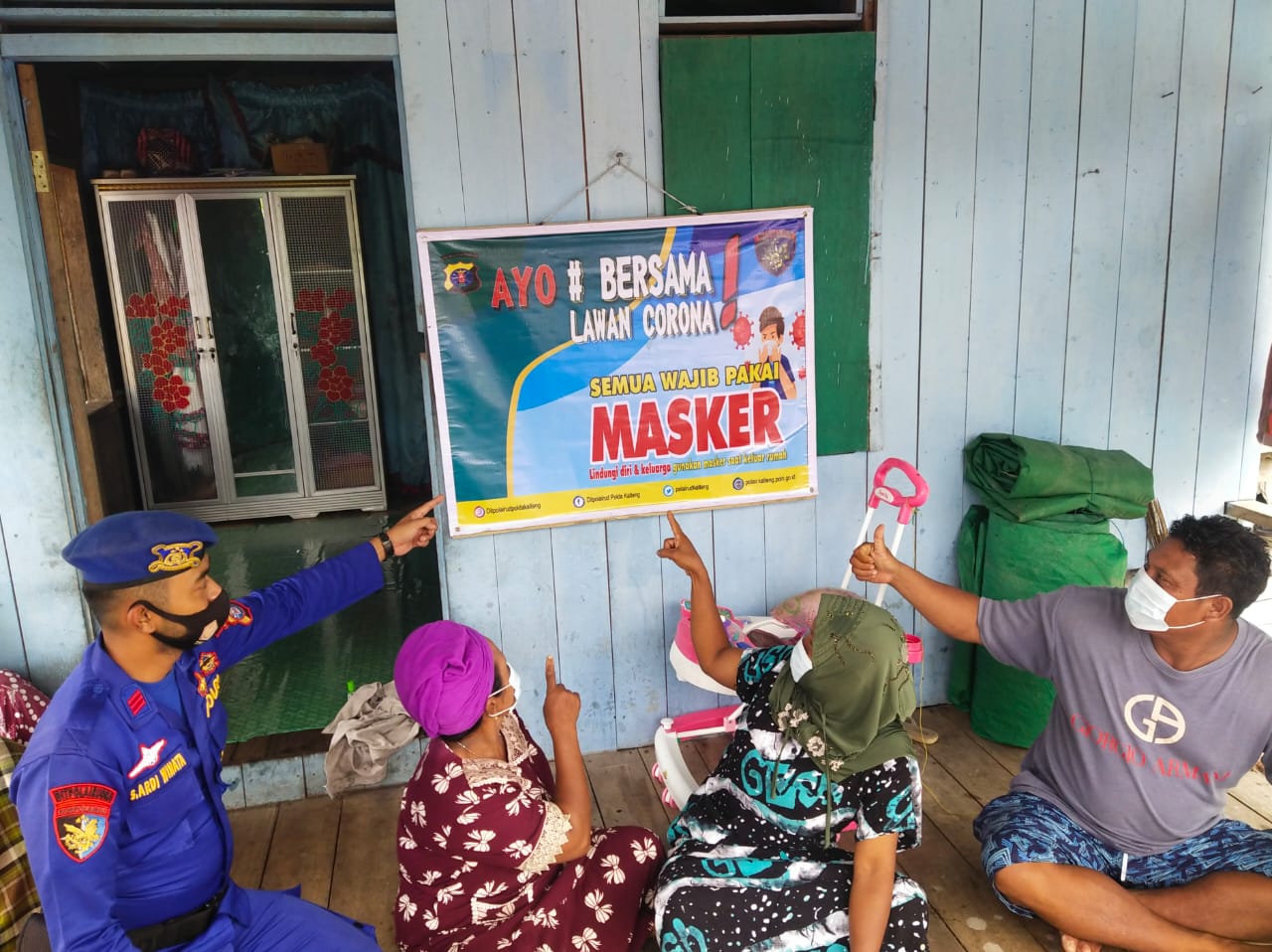 Personel Ditpolairud Ajak masyarakat Pesisir Desa Kumpai Tetap Patuhi Prokes