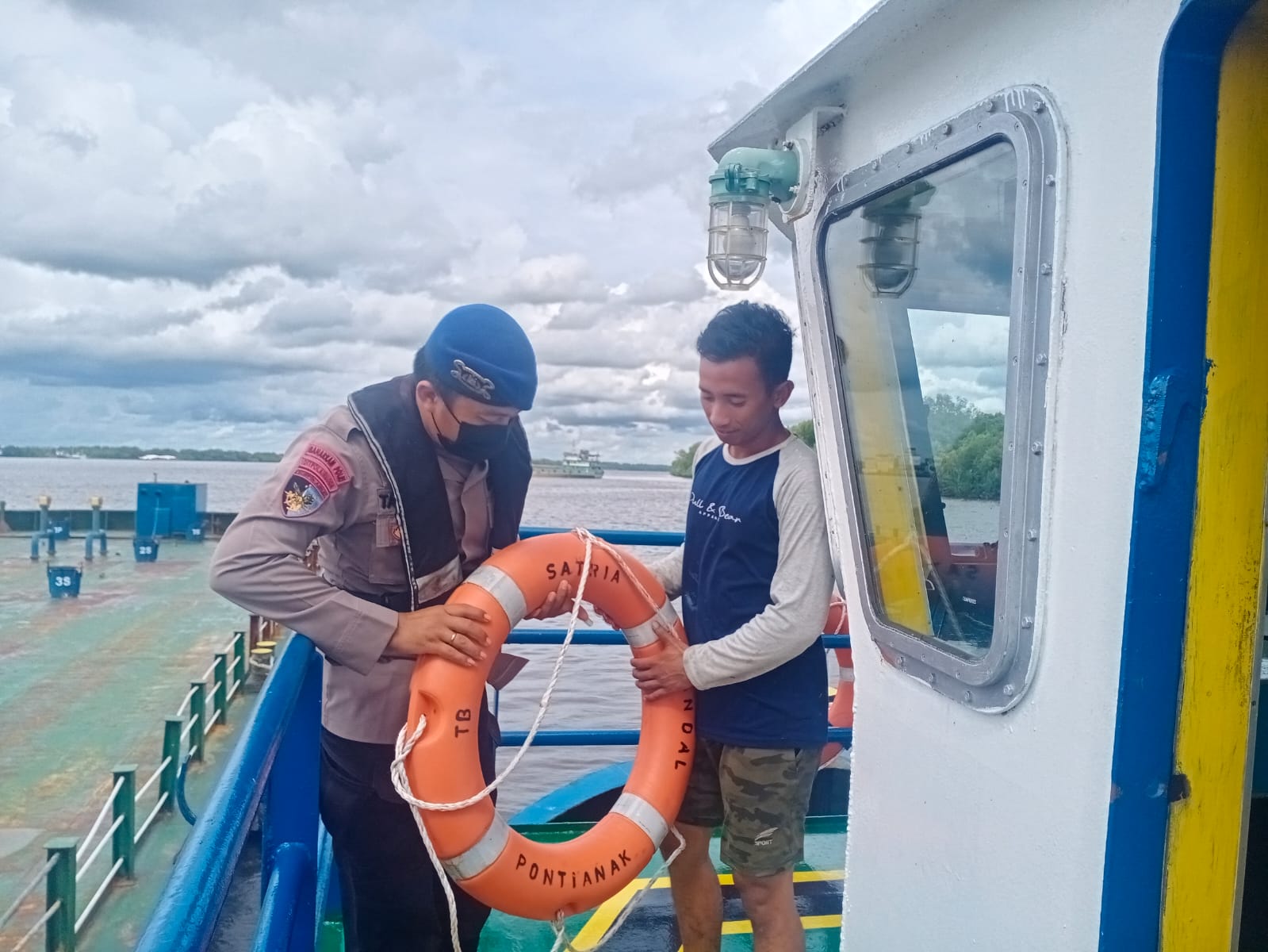 Personel Kapal Patoli Polisi XVIII-1005 Cek Dan Periksa Alat Keselamatan Crew Kapal