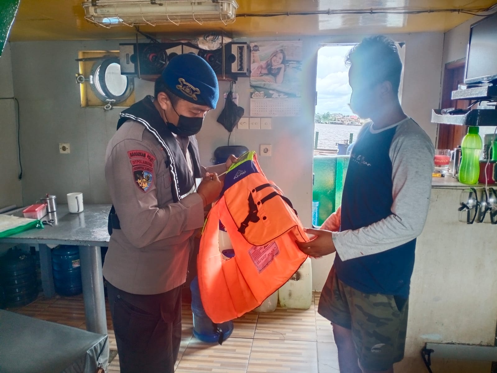 Personel Kapal Patoli Polisi XVIII-1005 Cek Dan Periksa Alat Keselamatan Crew Kapal