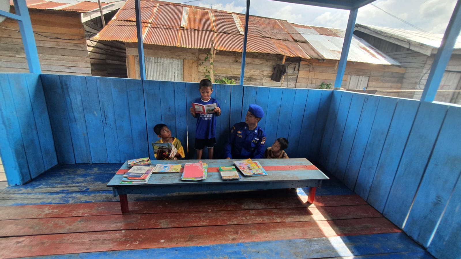 Ditpolairud Peduli Cerdaskan Penerus Bangsa Melalui Program PBMH Di Desa Sebangau