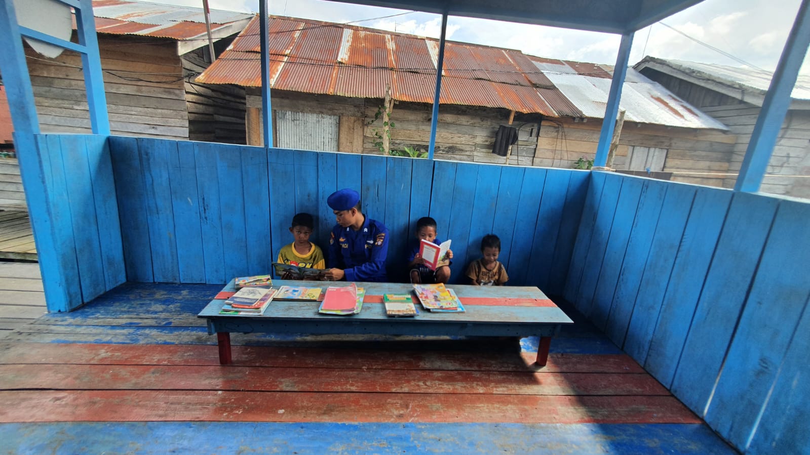 Ditpolairud Peduli Cerdaskan Penerus Bangsa Melalui Program PBMH Di Desa Sebangau