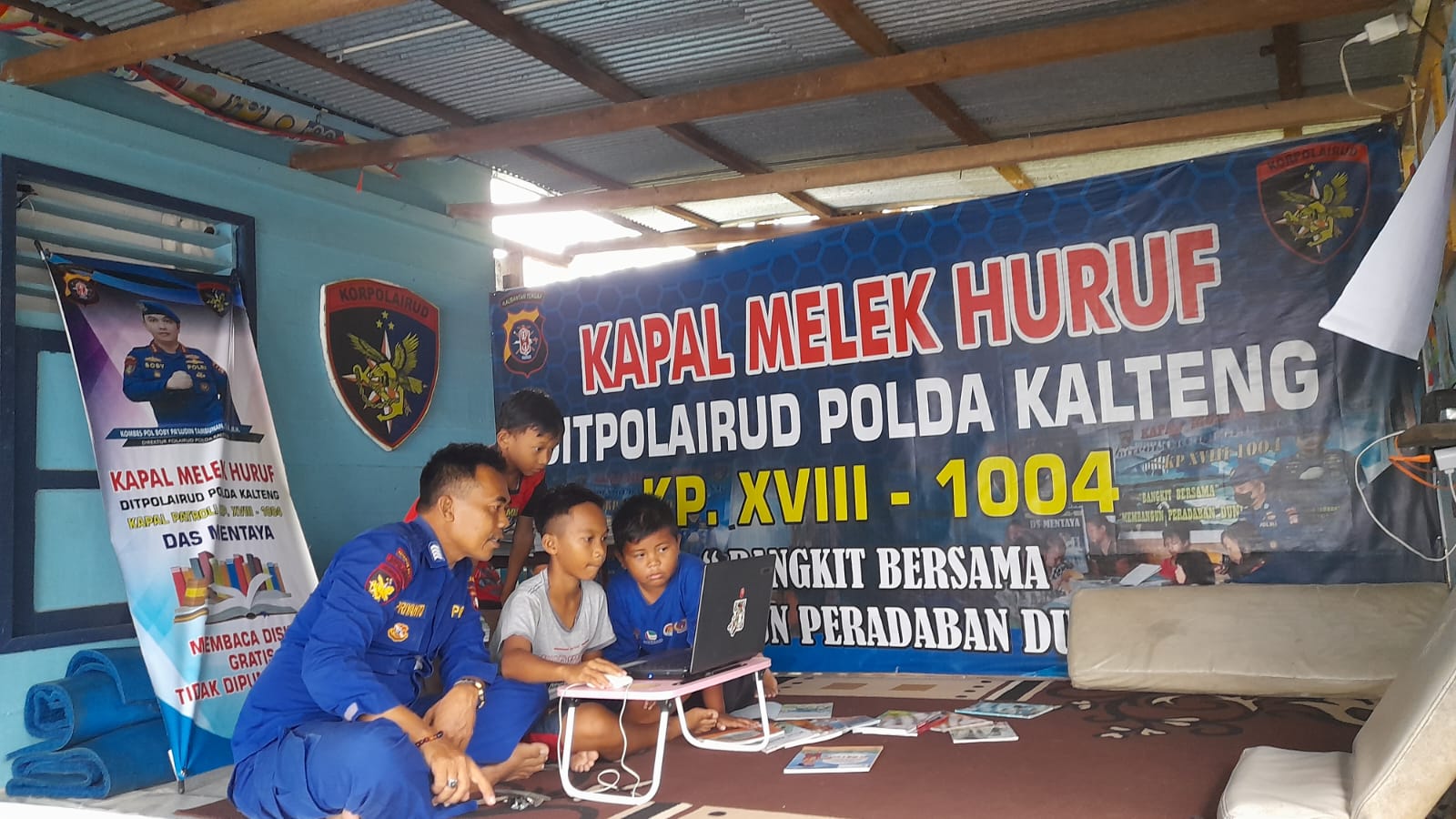 Di Bilik Baca KP.XVIII-1004 Selain Membaca Anak-Anak Juga Bisa Belajar Komputer