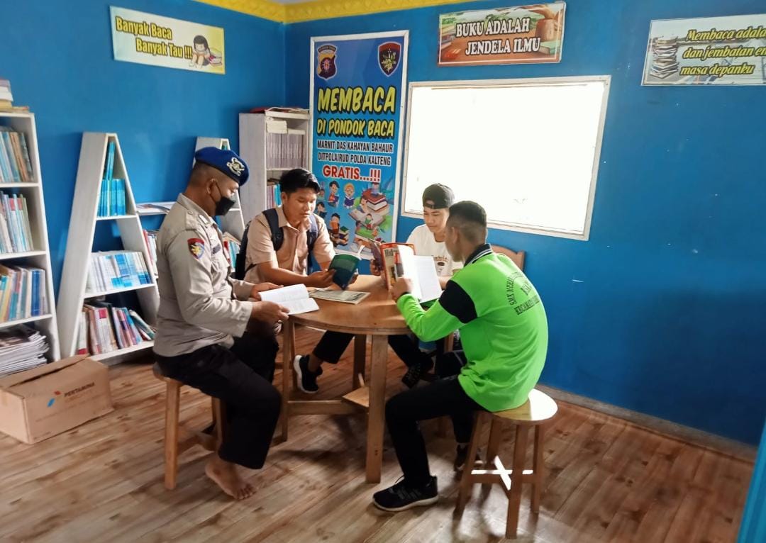 Rajin Baca Tambah Ilmu, Personel Ditpolairud Sambut Siswa Di Pondok Baca Melek Huruf Bahaur