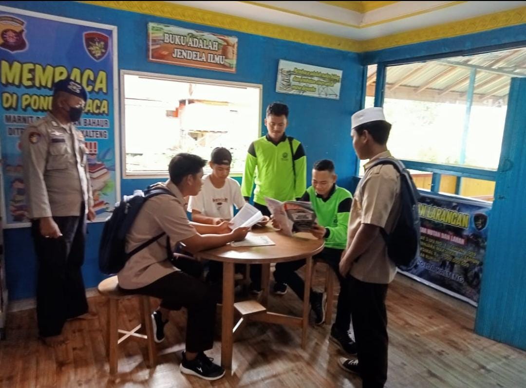 Rajin Baca Tambah Ilmu, Personel Ditpolairud Sambut Siswa Di Pondok Baca Melek Huruf Bahaur