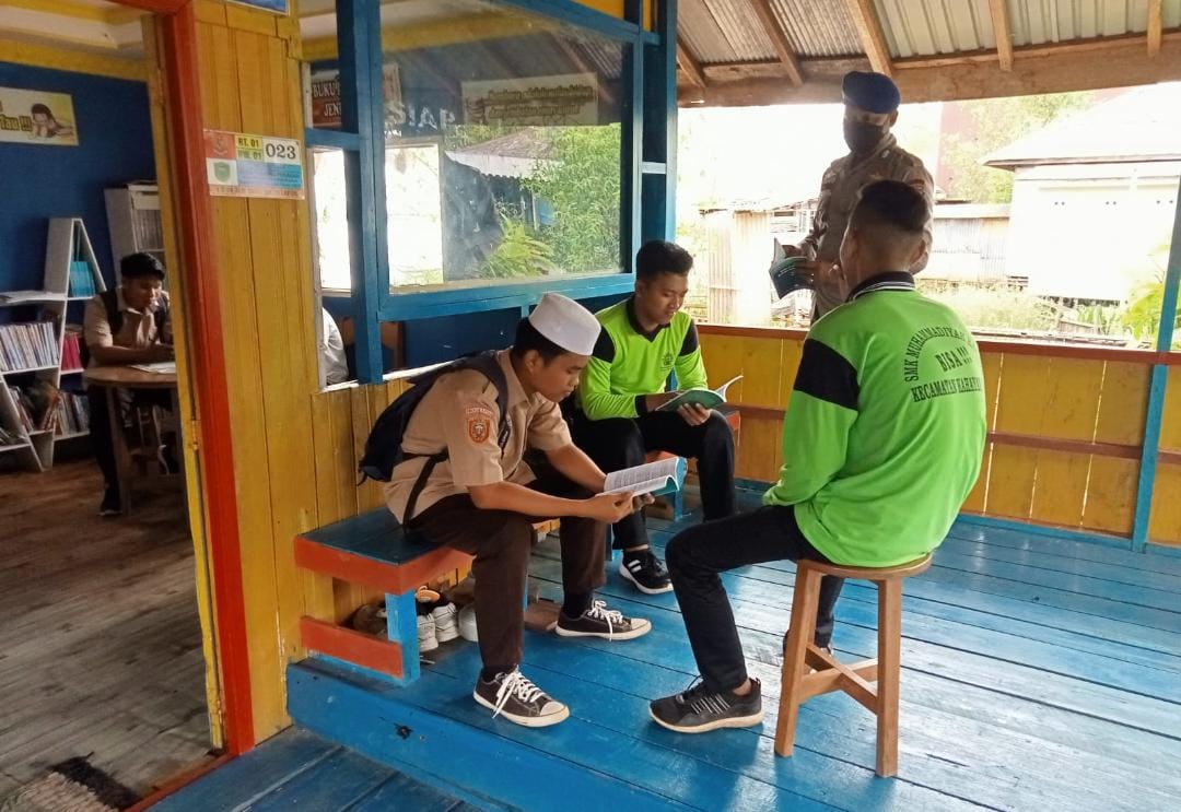 Rajin Baca Tambah Ilmu, Personel Ditpolairud Sambut Siswa Di Pondok Baca Melek Huruf Bahaur