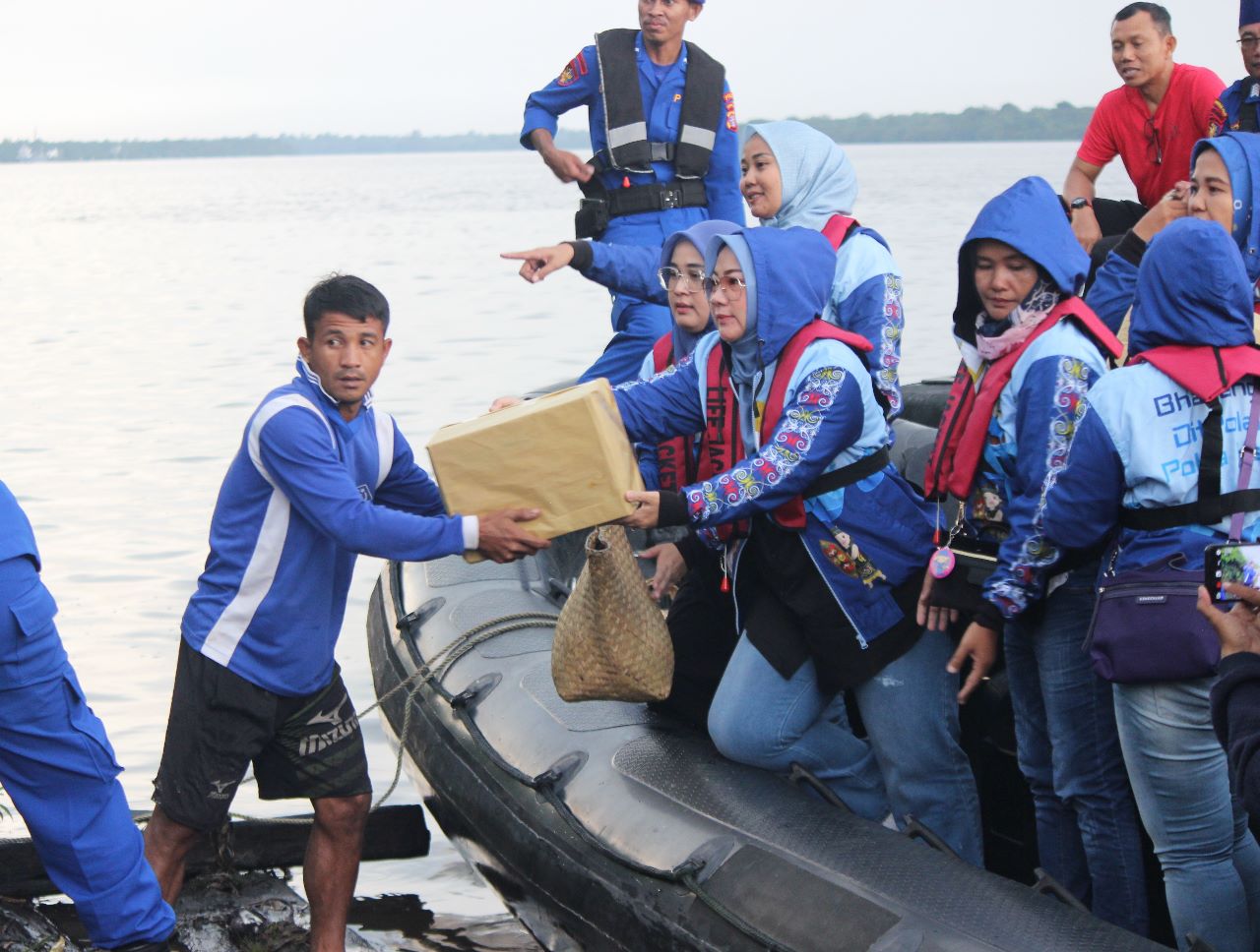 Peduli Masyarakat Pesisir, Ketua Bhayangkari Ranting Ditpolairud Bagikan Takjil dan Bansos
