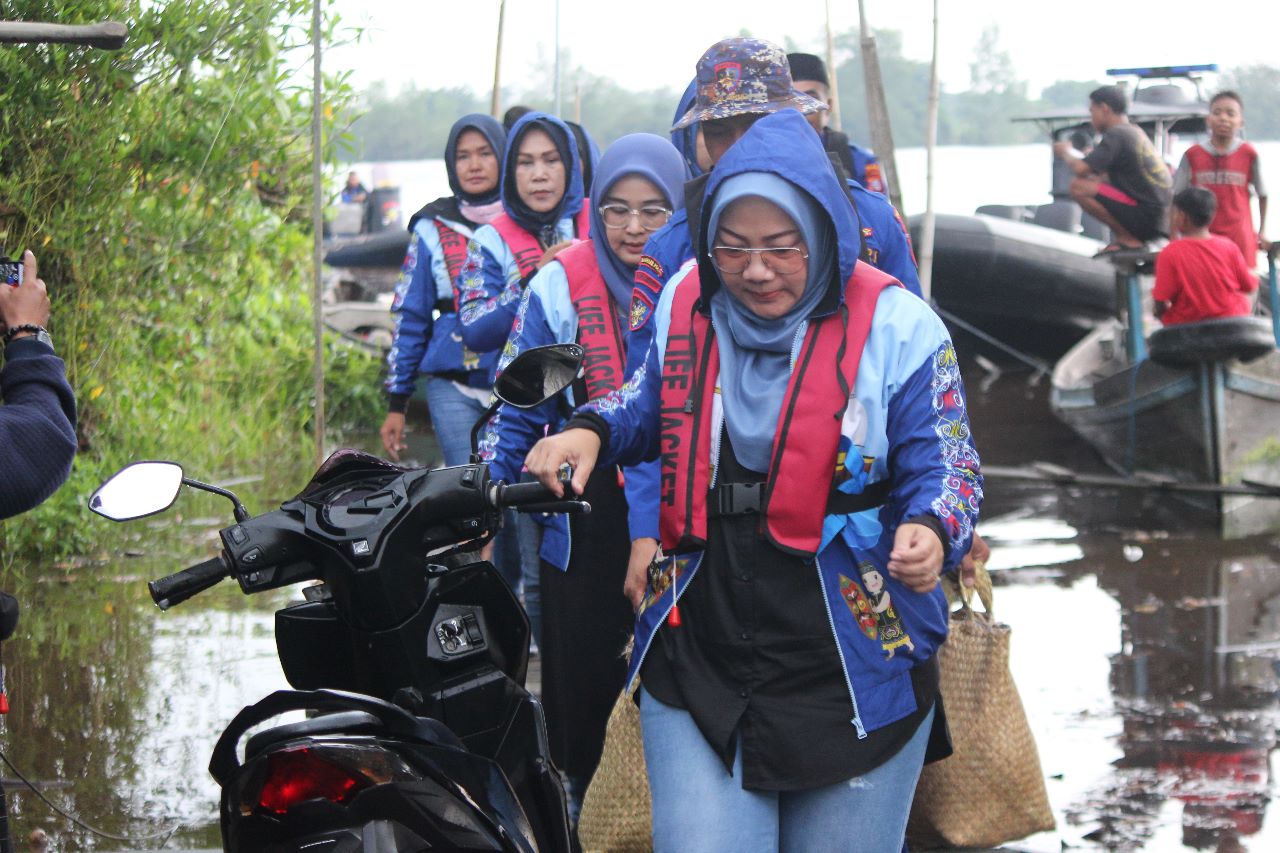 Peduli Masyarakat Pesisir, Ketua Bhayangkari Ranting Ditpolairud Bagikan Takjil dan Bansos