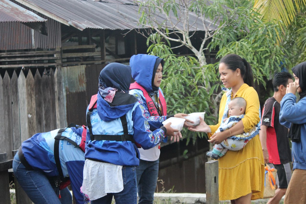 Peduli Masyarakat Pesisir, Ketua Bhayangkari Ranting Ditpolairud Bagikan Takjil dan Bansos