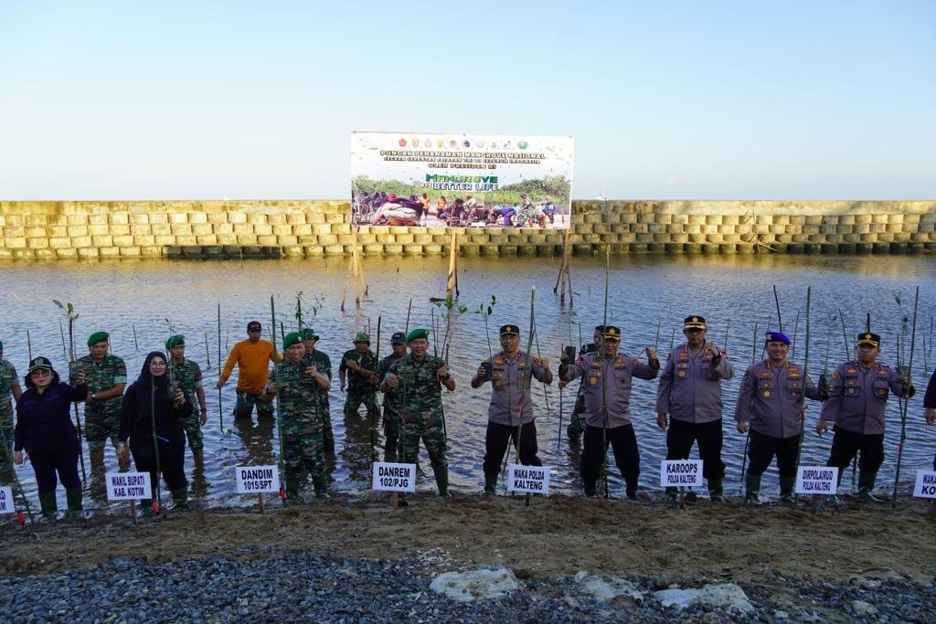 Dirpolairud Dampingi Wakapolda Dalam Kegiatan Penanaman Pohon Bakau di Pantai Ujung Pandaran