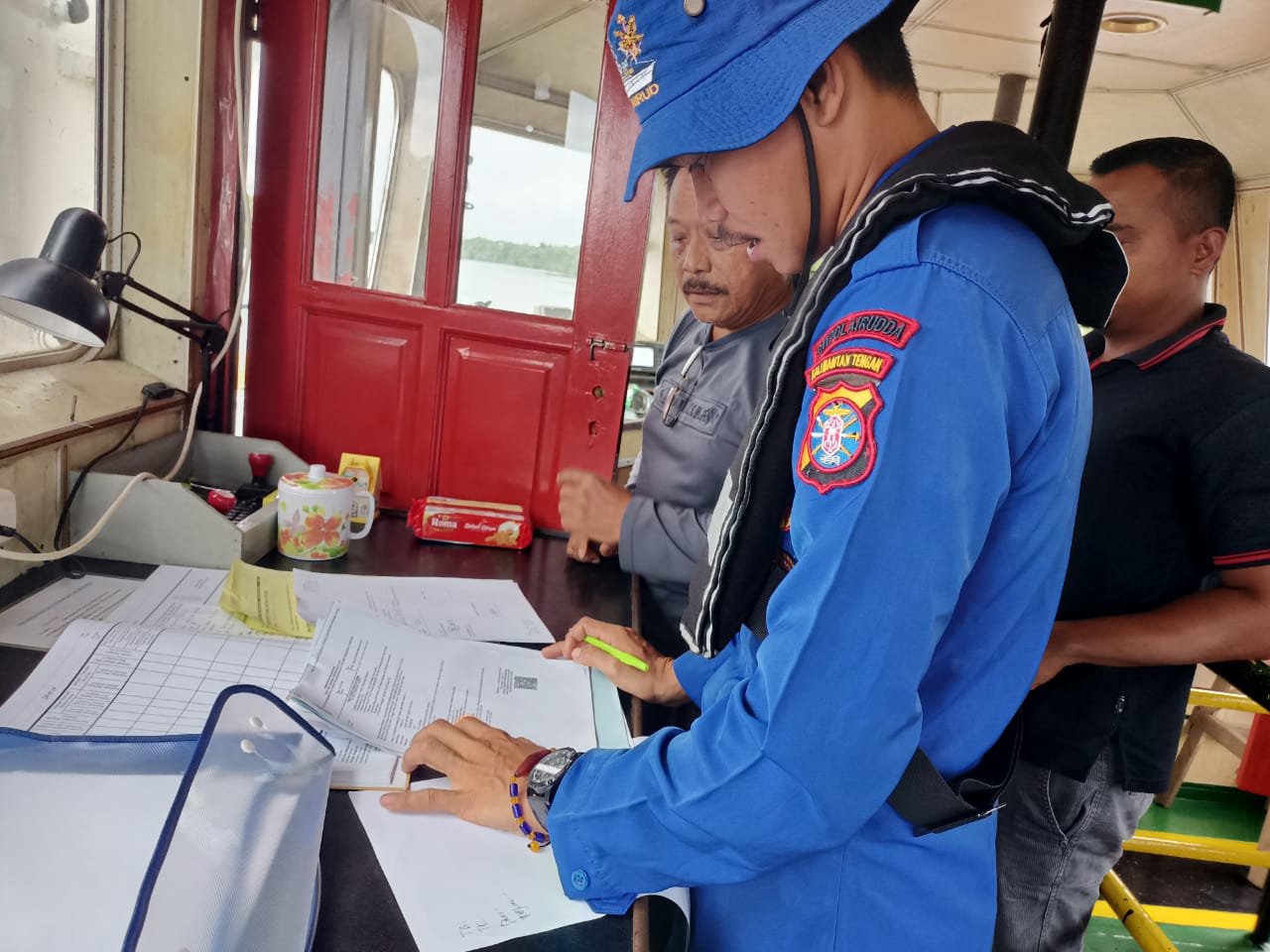 Cegah Masuknya Barang Illegal , ABK Kapal XVIII-1001 Lakukan Pengecekan Kapal Melintas Di Das Mangkutup