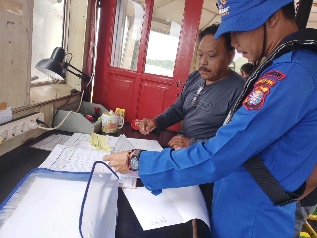 Cegah Masuknya Barang Illegal , ABK Kapal XVIII-1001 Lakukan Pengecekan Kapal Melintas Di Das Mangkutup