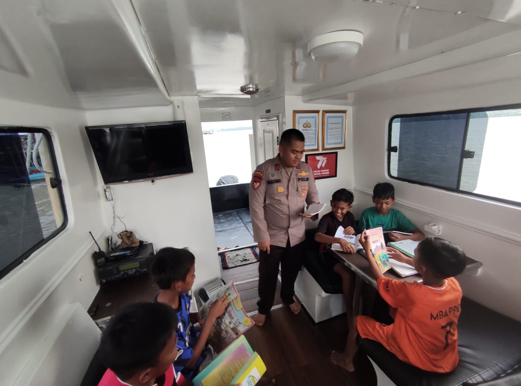 Patroli Rutin,Kapal KP XVIII - 2004 Ditpolairud Sekaligus Sediakan Ruang Baca Anak Anak Pesisir Kumai
