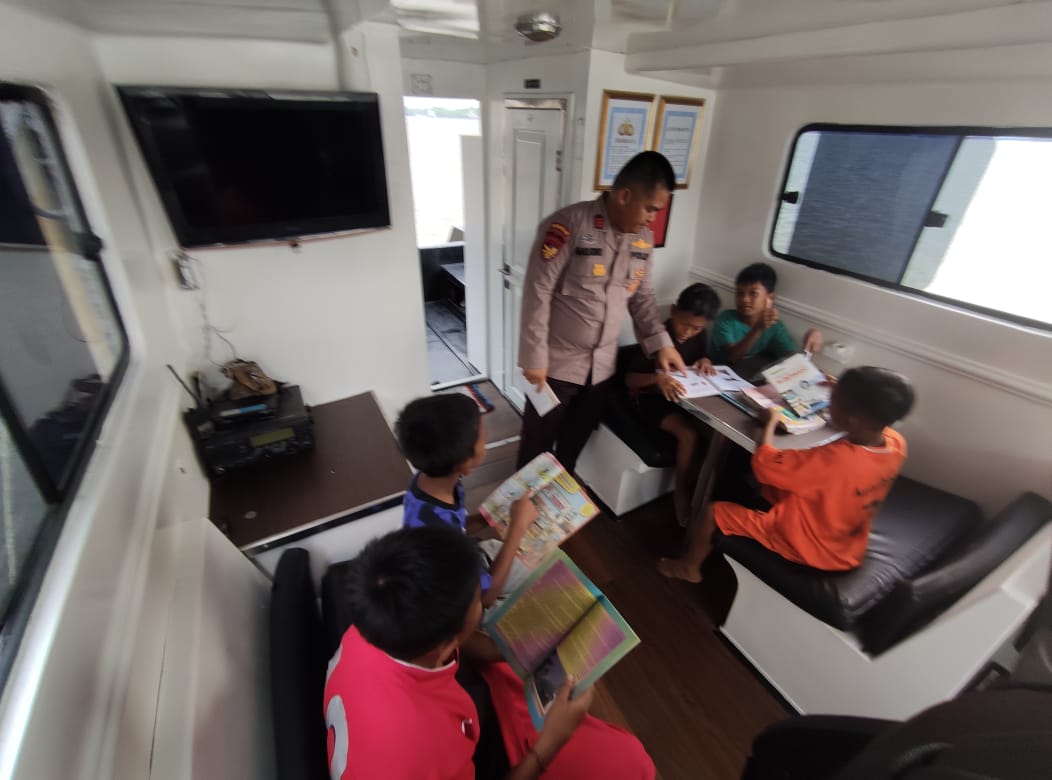 Patroli Rutin,Kapal KP XVIII - 2004 Ditpolairud Sekaligus Sediakan Ruang Baca Anak Anak Pesisir Kumai