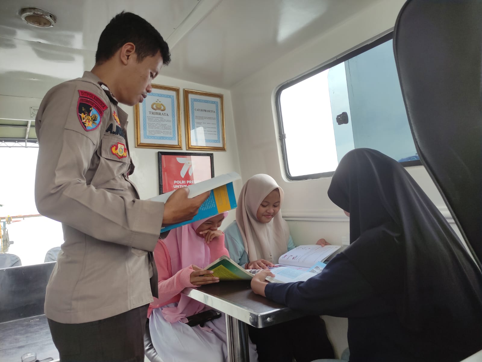 Membaca Adalah Jendela Dunia, Ditpolairud Fasilitasi Perpustakaan Terapung