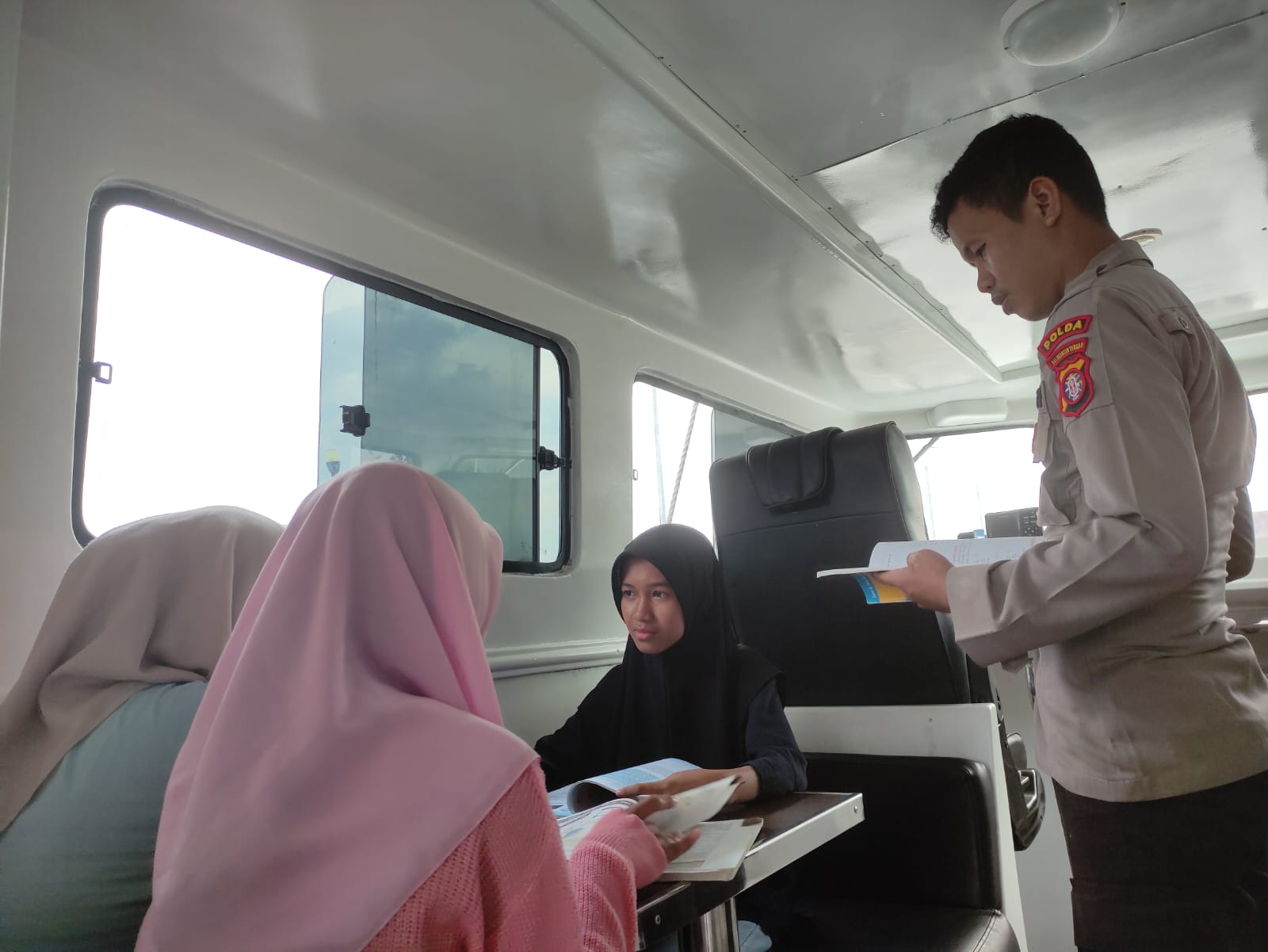 Membaca Adalah Jendela Dunia, Ditpolairud Fasilitasi Perpustakaan Terapung