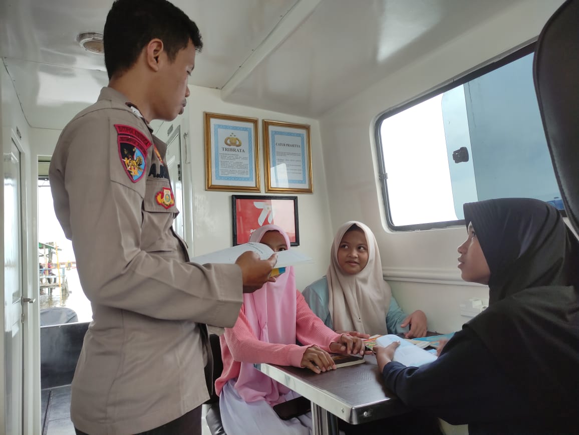 Membaca Adalah Jendela Dunia, Ditpolairud Fasilitasi Perpustakaan Terapung