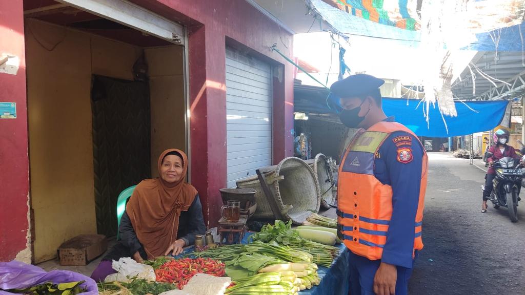 Sampaikan Pesan Kamtibmas, Personel Ditpolairud Sambangi Pedagang Pasar Tradisional