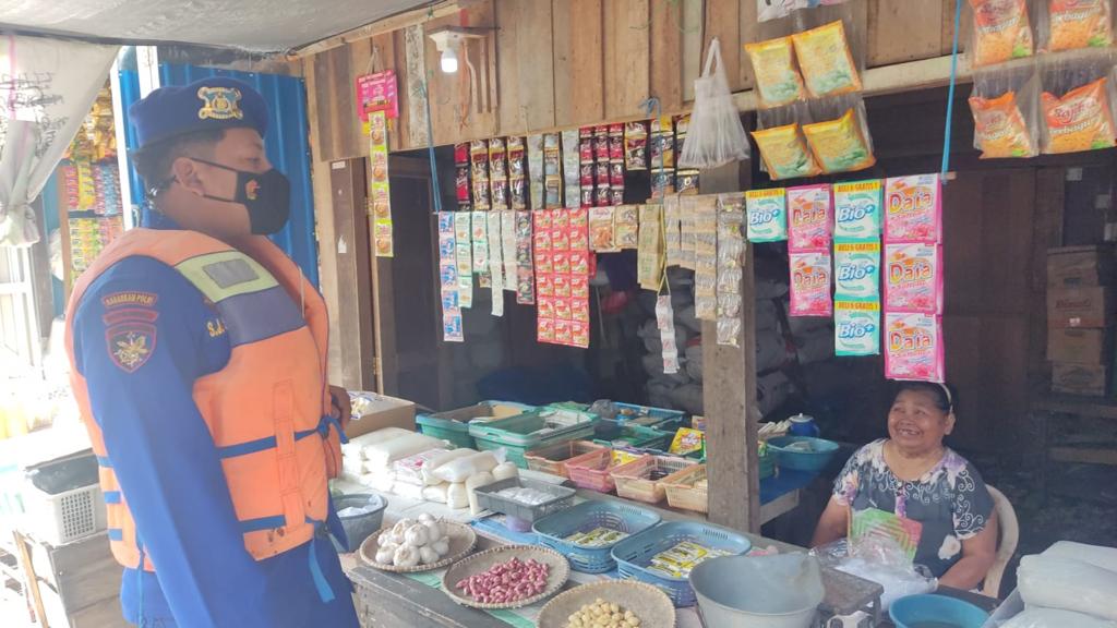 Sampaikan Pesan Kamtibmas, Personel Ditpolairud Sambangi Pedagang Pasar Tradisional