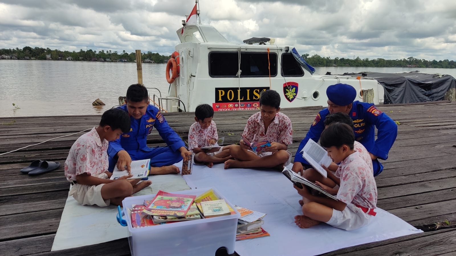 Kapal Melek Huruf Ditpolairud Polda Kalteng Ramai Dikunjungi Pelajar