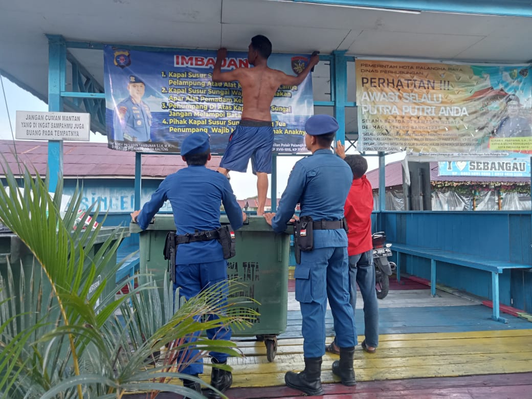 Jaga Kamtibmas Perairan, Ditpolairud Pasang Spanduk Imbauan di Dermaga Kereng Bangkirai
