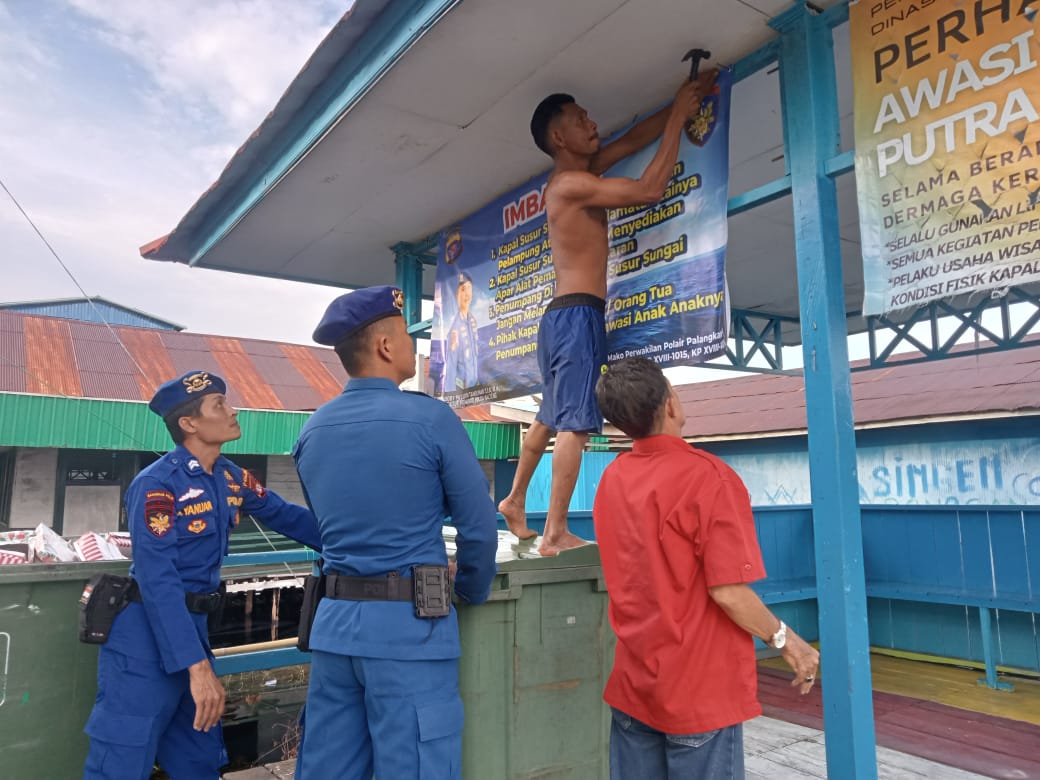Jaga Kamtibmas Perairan, Ditpolairud Pasang Spanduk Imbauan di Dermaga Kereng Bangkirai