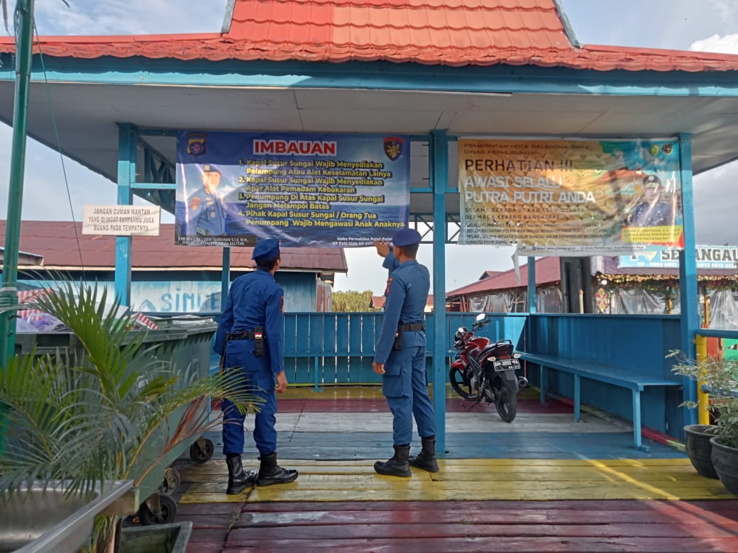 Jaga Kamtibmas Perairan, Ditpolairud Pasang Spanduk Imbauan di Dermaga Kereng Bangkirai