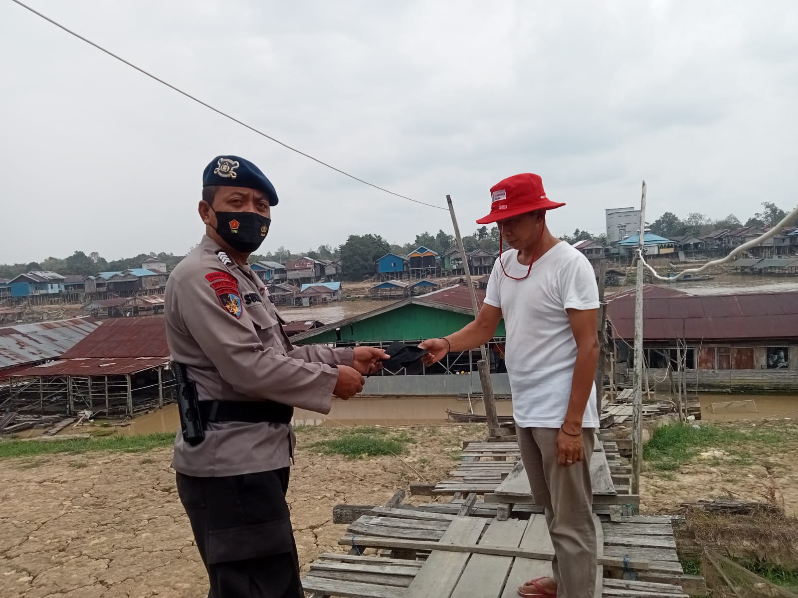 Polisi RW Ditpolairud Imbau Masyarakat jalan Kalimantan Di Palangkaraya  Gunakan Masker Antisipasi kabut Asap.